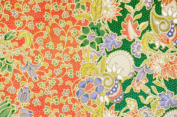 Модель для традиционной одежды включает в себя батик
