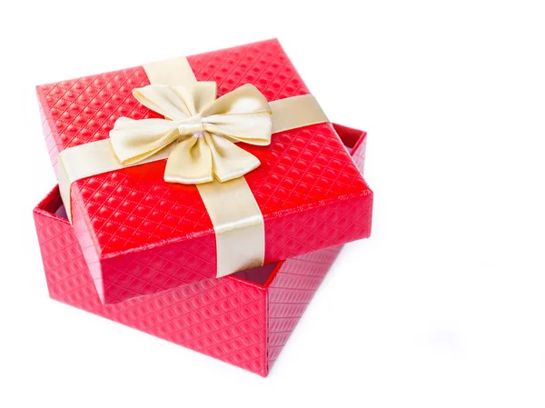 Einzige rote Geschenkschachtel mit Glod Ribbon. — Stockfoto