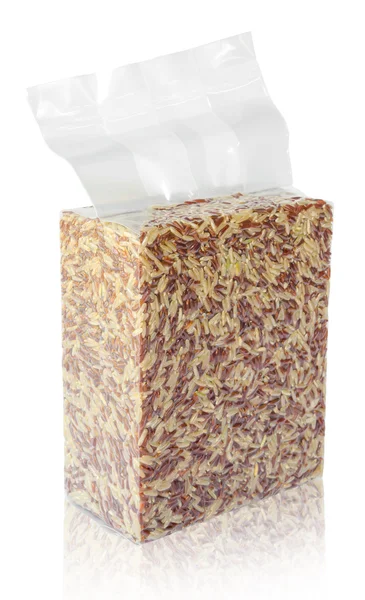 Bruine rijst in vacuüm zak. — Stockfoto