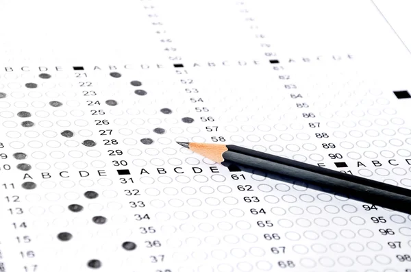 Lápiz negro en examen — Foto de Stock