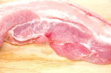 pişmemiş domuz eti dilim.
