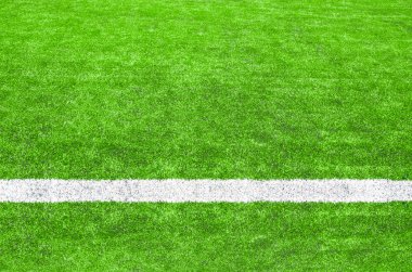 Yeşil futbol sahası üzerinde beyaz şerit.