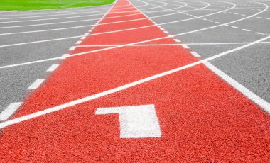 Başlangıç parça. Şerit 1 numaralı kırmızı yarış yolda.