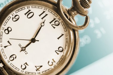 Vintage saat ve takvim ile kolaj.