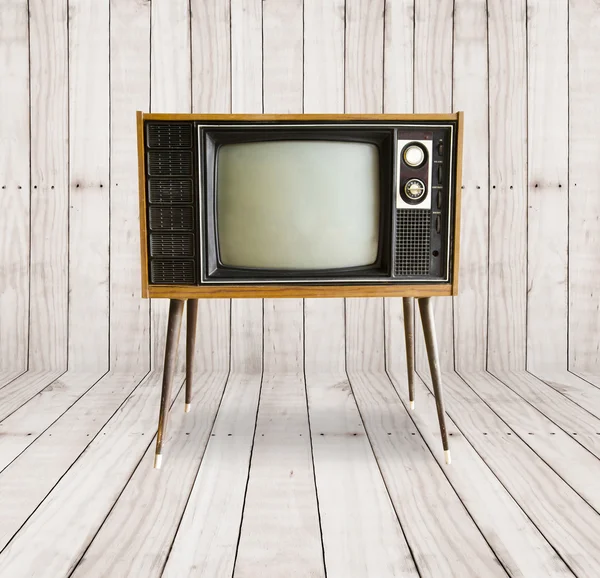 Oude televisie op hout achtergrond. — Stockfoto
