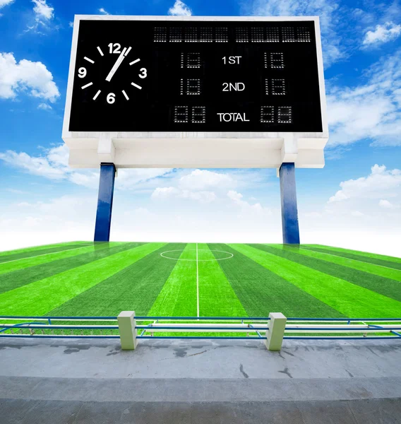 Vecchio tabellone segnapunti nero in campo di calcio con cielo blu . — Foto Stock