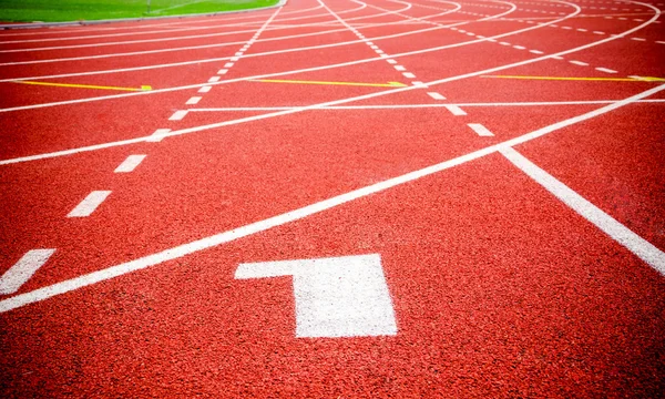 Comece a pista. Estradas 1 número um na pista de corrida vermelha . — Fotografia de Stock