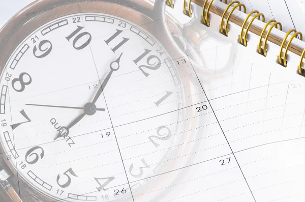 Foglio di un calendario e un diario con il numero di giorni e orologio — Foto Stock