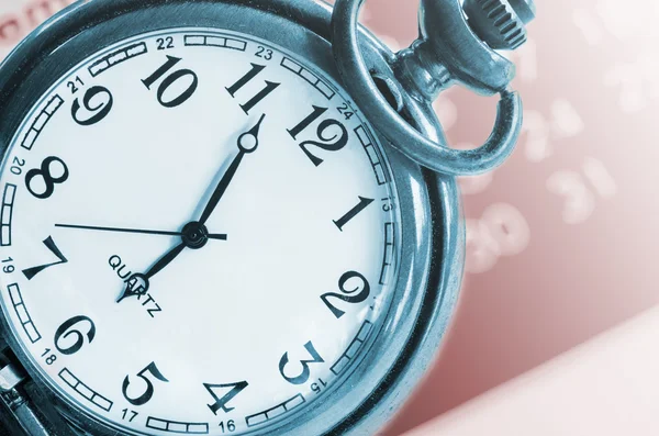 Vintage-Uhr auf schönem rosa Hintergrund. — Stockfoto