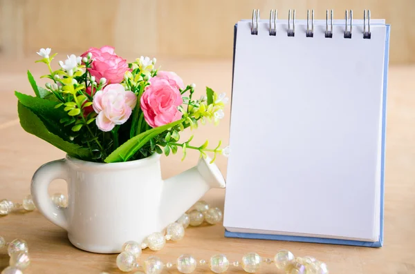 Enfoque en flor con diario en blanco se unen —  Fotos de Stock
