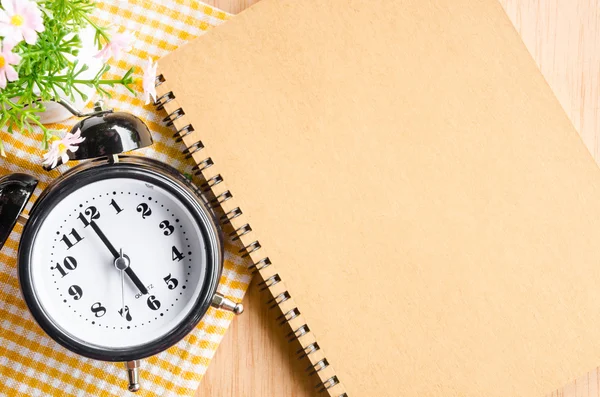 時間管理概念: ビンテージの目覚まし時計とメモ帳 — ストック写真
