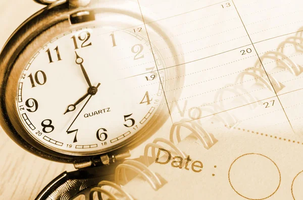 Винтажные часы, страница дневника и календарь . — стоковое фото