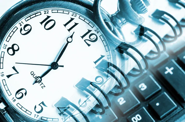 Concepto de negocio con reloj, calculadora y documentos — Foto de Stock