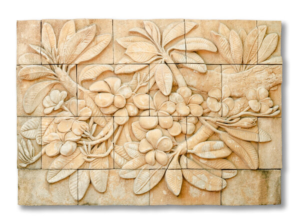 Каменная надпись, вырезанная из цветка плюмерии в изолированном задней части
