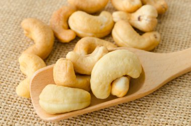 Tuz ile kaju fıstığı