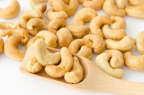 Geroosterde cashewnoten in houten lepel. — Stockfoto