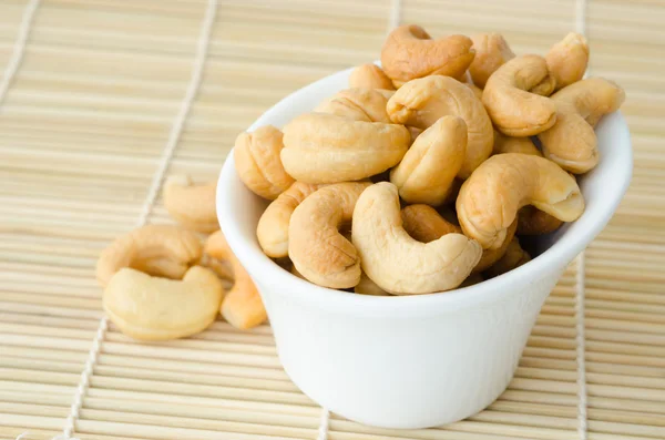 Cashewnoten met zout in witte kom. — Stockfoto