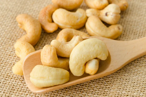 Tuz ile kaju fıstığı