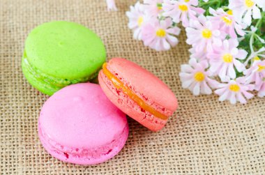 Fransızca macaroons çuval arka plan üzerinde. Tatlı 