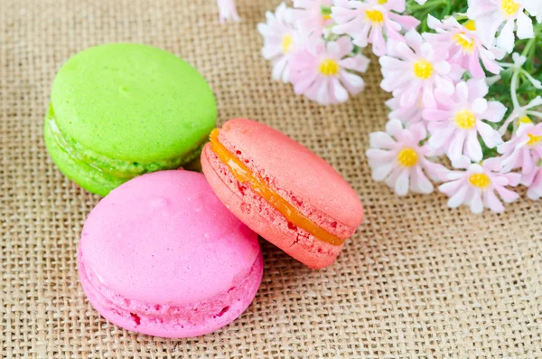 Fransızca macaroons çuval arka plan üzerinde. Tatlı 