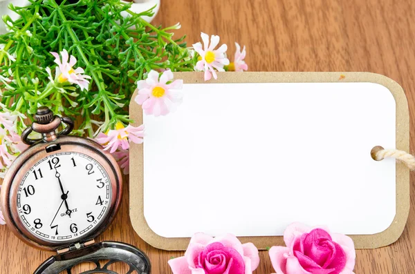 Tarjeta de felicitación en blanco y reloj de bolsillo . —  Fotos de Stock