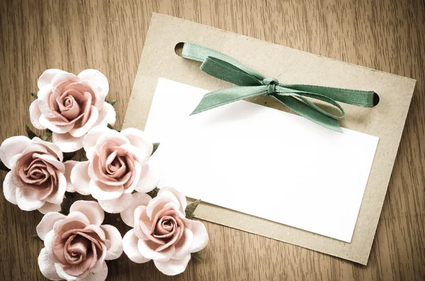 Vintage greeting card and rose flower. — Stock Photo, Image