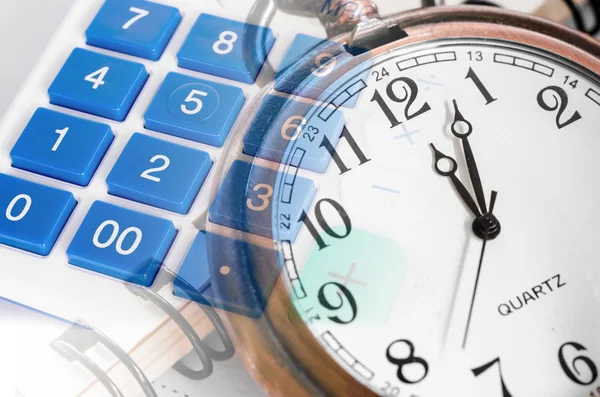 Compuesto de reloj de pared y calculadora — Foto de Stock