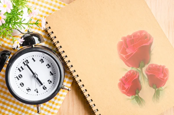 Reloj diario de color marrón con rosa roja en madera —  Fotos de Stock