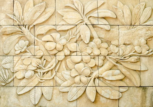 Niedrig Relief Zement thailändischen Stil Handarbeit von Plumeria oder Frangipani — Stockfoto