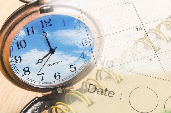 Коллаж с часами и календарем, концепция времени — стоковое фото