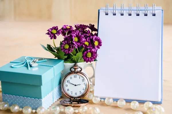 Lege agenda en geschenk doos. — Stockfoto