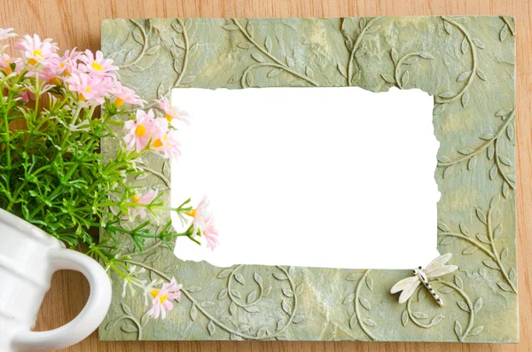 Prázdné foto rámeček a růžový květ — Stock fotografie