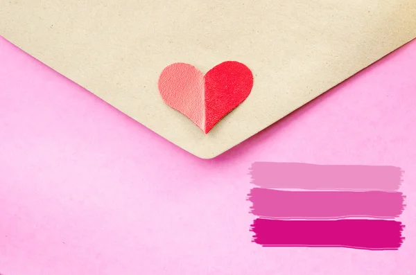 Carta rosa e marrom com coração vermelho — Fotografia de Stock