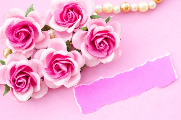 Πανέμορφα ροζ τριαντάφυλλα με μια κάρτα μήνυμα. — Φωτογραφία Αρχείου