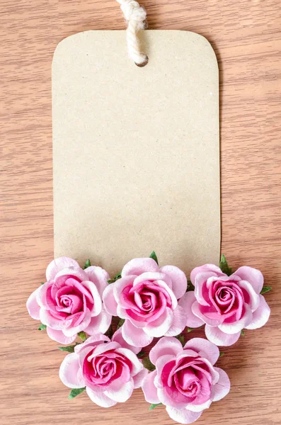 Étiquette en papier brun blanc et rose . — Photo