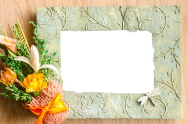 Boş fotoğraf çerçevelemek ve ahşap arka plan üzerinde pembe Gül.