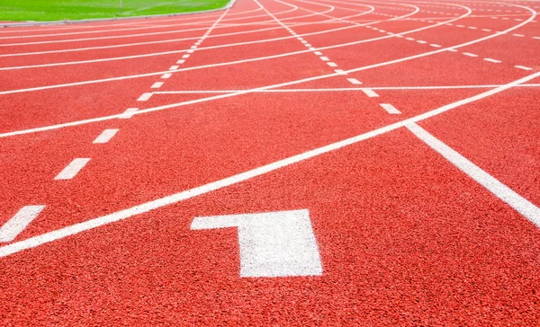 Comece a pista. Estradas 1 número um na pista de corrida vermelha . — Fotografia de Stock