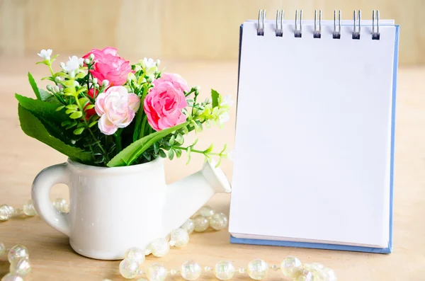 Open dagboek en bloem — Stockfoto