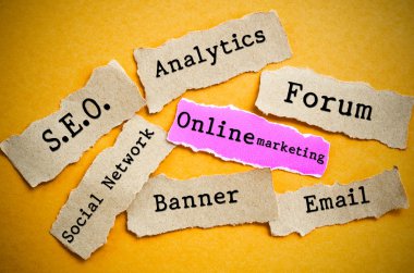 Sunu Slayt şablonu: Online Pazarlama kavramları.