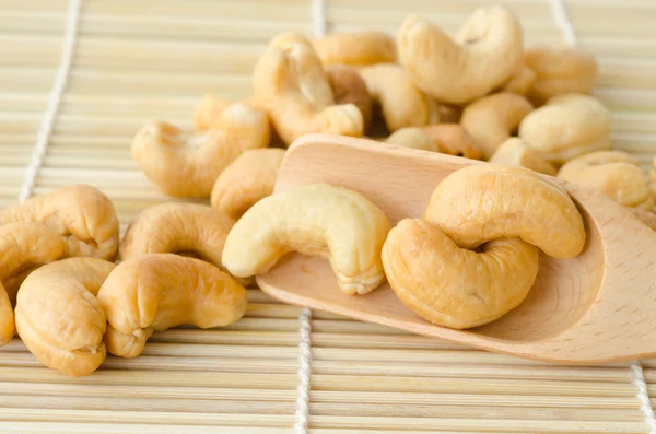 Close-up cashewnoten in houten lepel. — Stockfoto