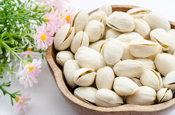 Pistacchi in una ciotola di legno — Foto Stock