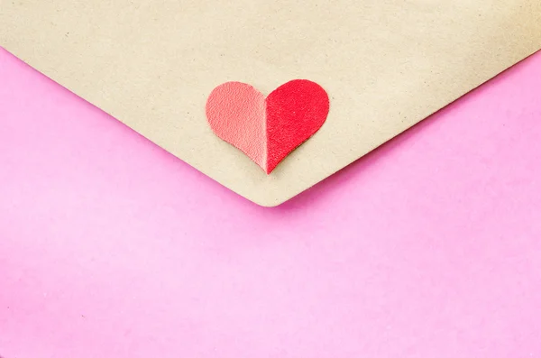 Rózsaszín és barna levél piros szív — Stock Fotó