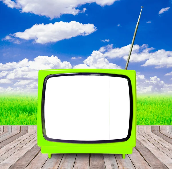 Fernsehen im Freien auf Holz mit blauem Himmel — Stockfoto