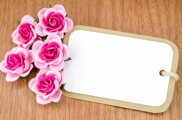 Prázdný papír značky a růžové růže — Stock fotografie