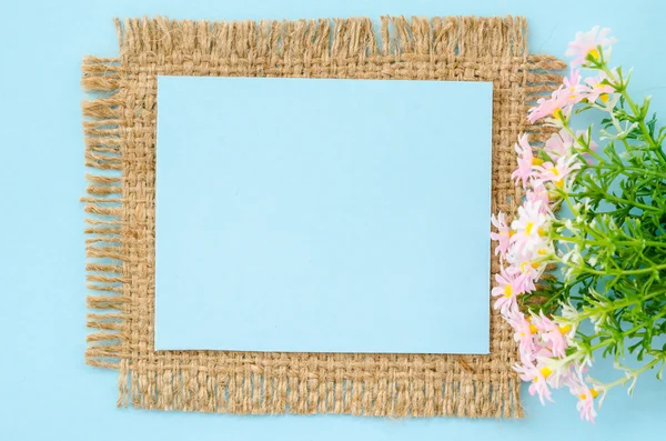 Etiqueta en blanco de papel azul con flor . — Foto de Stock