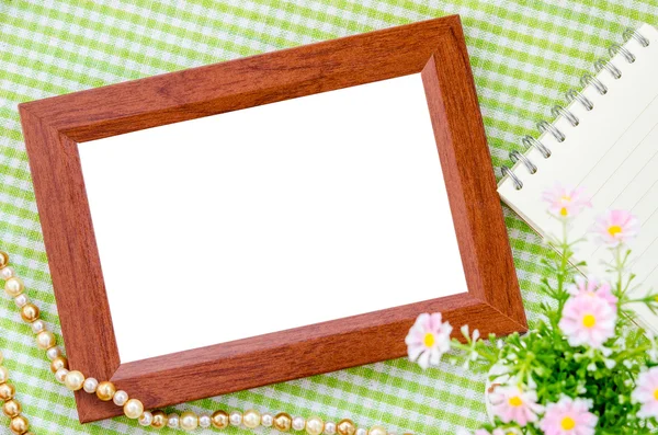 Houten photo frame met bloem op een mooie achtergrond. — Stockfoto