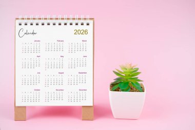 2026 yıllık masa takvimi pembe arka planda esrar bitkisi.