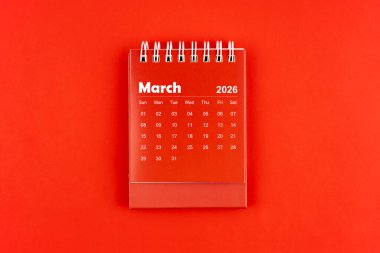 Kırmızı zemin üzerinde kırmızı renkli masa takvimi, Mart 2026 düz yatıyordu.