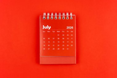 Kırmızı arkaplanda kırmızı renkli masa takvimi, düz yatıyordu.