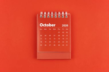 Ekim 2026 kırmızı masa takvimi kırmızı zemin üzerinde, düz yatıyordu.